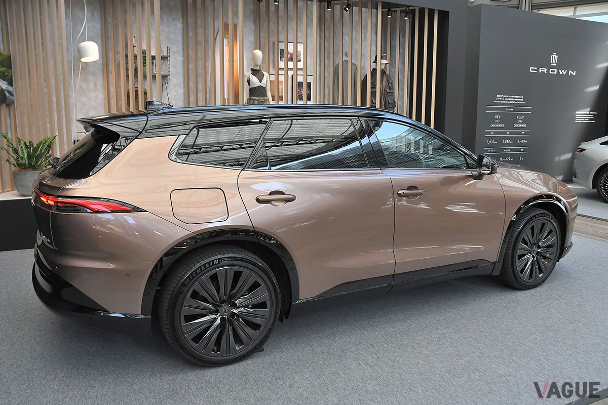 トヨタ新型「クラウン・エステート」は、後席の背もたれを倒すと全長2mオーバーのフラットなラゲッジスペースが出現