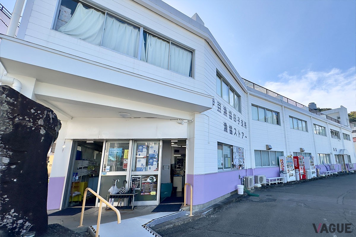 食料品や飲み物、お土産の干物も揃う、釣り場近くの漁協ストアー