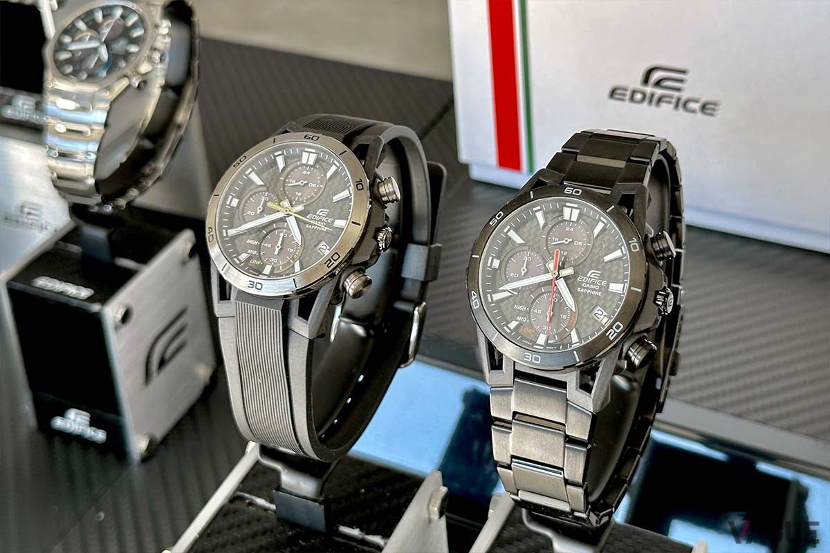 カーボンファイバー強化樹脂製の文字板を採用したソーラー充電モデルの「EFS-S640YDC-1AJF」（写真右、3万8500円、消費税込み）や「EFS-S640PB-1AJF」（写真左、2万9700円、消費税込み）も展示