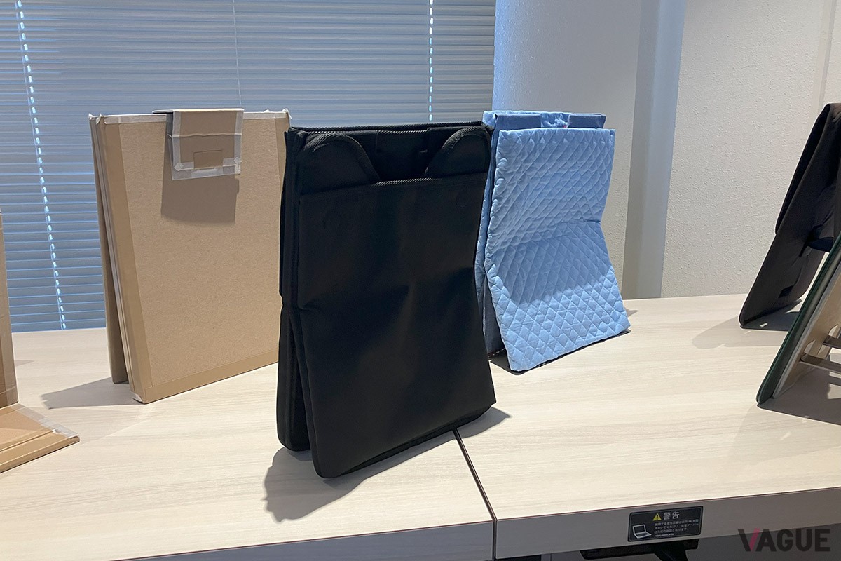 スタンド兼カバーを縦方向で設置するための試作の数々。安定感を実現するためにさまざまな試行錯誤が重ねられていたことがわかる（プレス向け内覧会より）