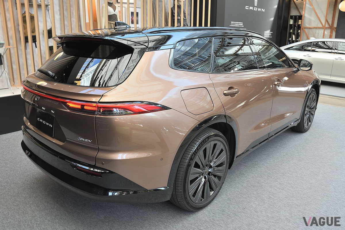 トヨタ新型「クラウン・エステート」は、後席の背もたれを倒すと全長2mオーバーのフラットなラゲッジスペースが出現