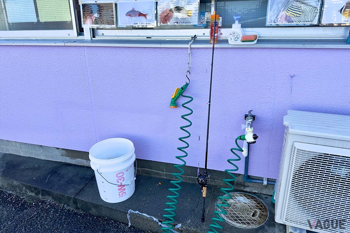 漁協ストアーにはなんと、タックルを洗う水場が完備。海釣りの後は一刻も早く道具の塩を洗い流したいですが、釣り場でそれができるので焦って帰らないですみます