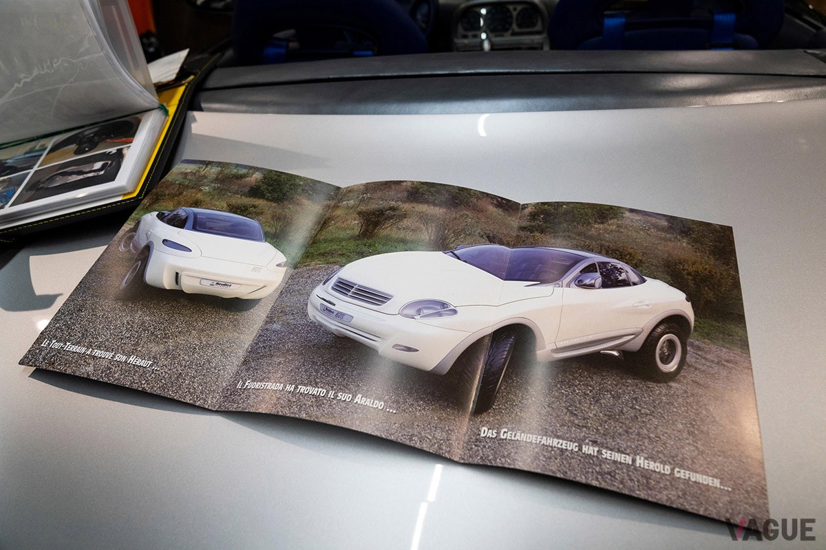 今回、オークションに出品された車両には新車当時のカタログも付属していた（C）ボナムス
