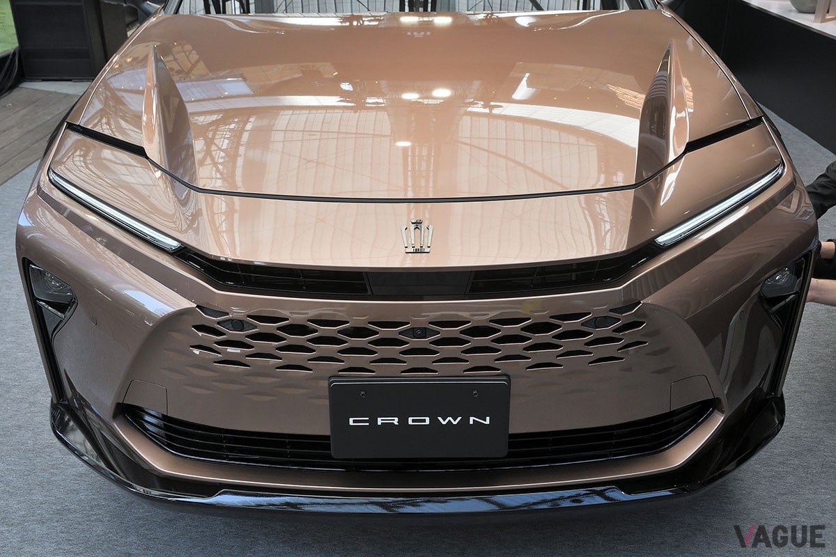 トヨタ新型「クラウン・エステート」は、後席の背もたれを倒すと全長2mオーバーのフラットなラゲッジスペースが出現