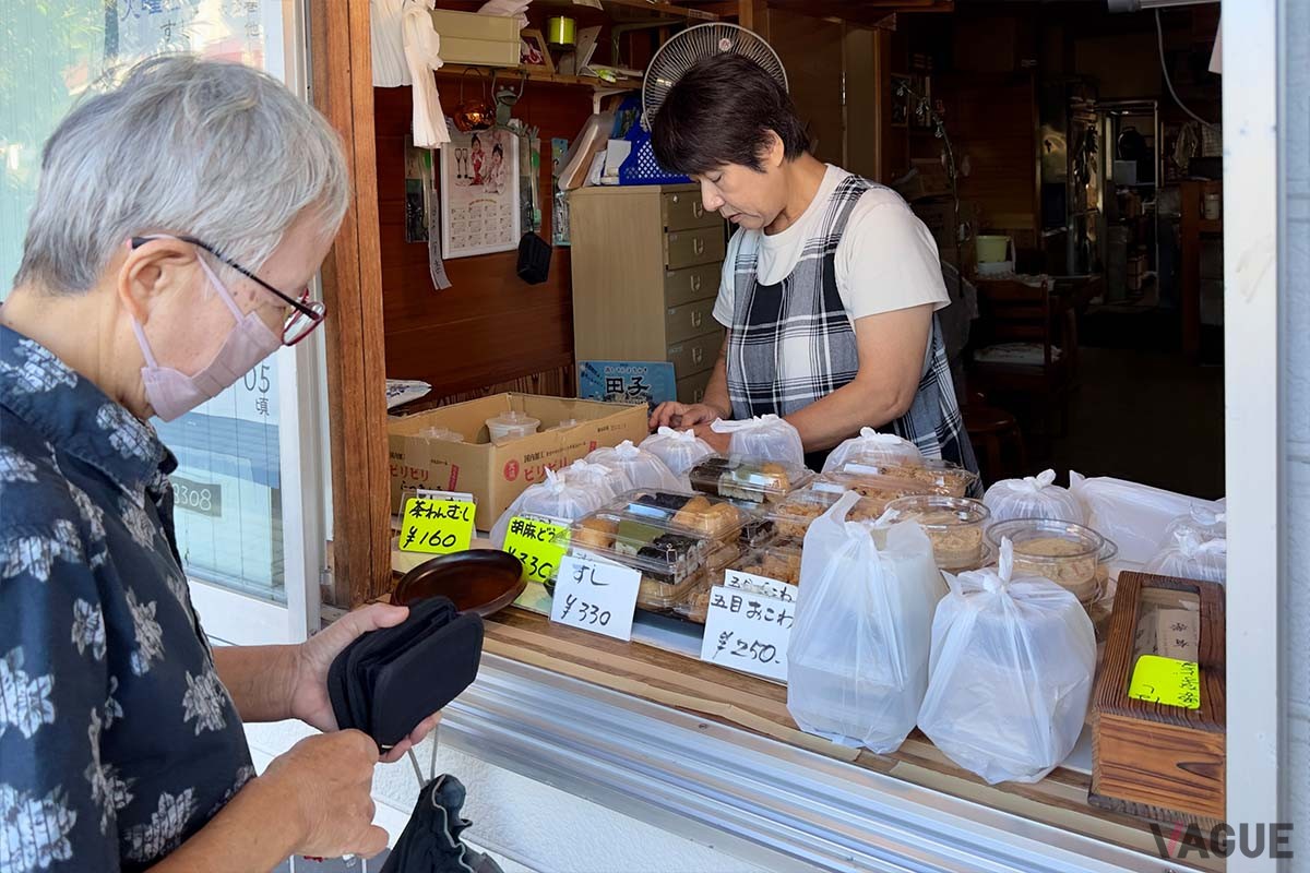 田子名物のお惣菜などをあつかう、漁港前にある「有楽」。おいしい郷土料理は釣りの合間に楽しみたい逸品ぞろい。個人的には酢を利かせたごま和えの「酢和え」がツボでした