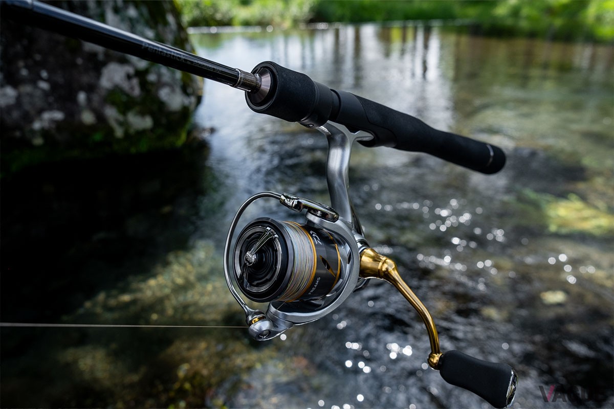 スピナーはエリアトラウト用のスピニングタックルでも快適。ロッド：リチャーズ「ペンタスティックPS2F 4LB-600S」（4万1000円、消費税込）、リール：ダイワ「フリームスFC LT2000S-XH」（1万8480円、消費税込）