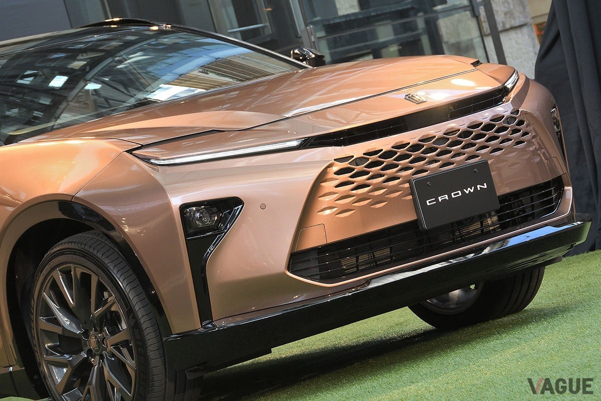 トヨタ新型「クラウン・エステート」は、後席の背もたれを倒すと全長2mオーバーのフラットなラゲッジスペースが出現