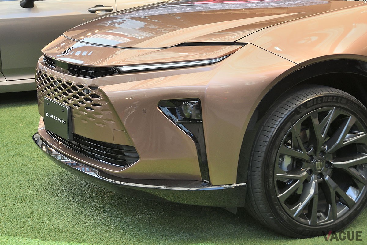 トヨタ新型「クラウン・エステート」は、後席の背もたれを倒すと全長2mオーバーのフラットなラゲッジスペースが出現