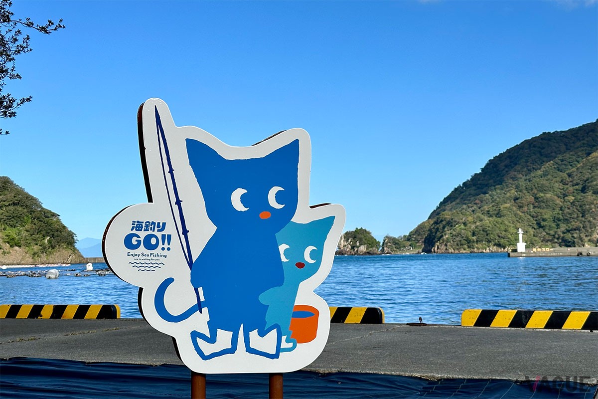 不法投棄されていた粗大ごみや灌木を伐採し明るく清潔な釣り場に生まれ変わった田子漁港。サインボードなどの製造設置は地区の老舗看板屋さんが担当。地元のベテラン職人さん達の参画があって、海釣りGOが出来上がっています