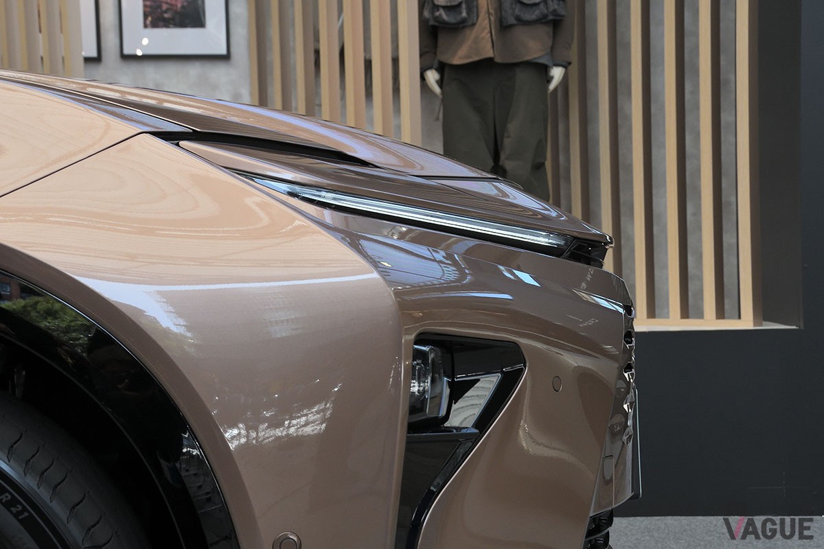 トヨタ新型「クラウン・エステート」は、後席の背もたれを倒すと全長2mオーバーのフラットなラゲッジスペースが出現