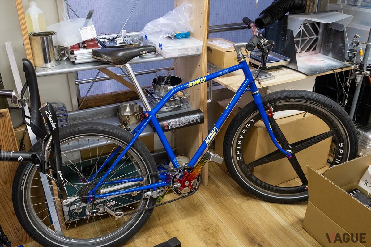 君塚さんのフローをストリートで生み出す愛車は、ライジンワークス製のビンテージMTB