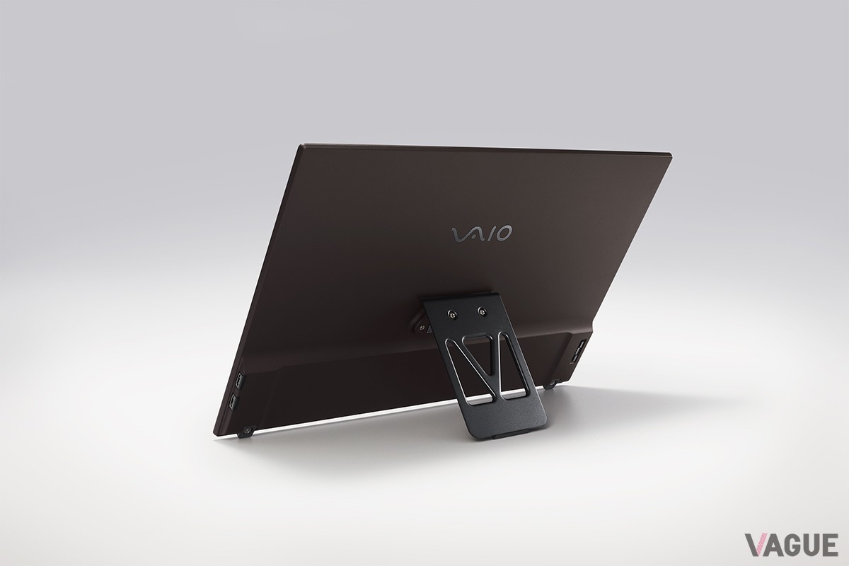 背面には折りたたみ式のアルミ製スタンドを装備。成型には絞り穴を採用することで剛性アップと軽量化を実現している