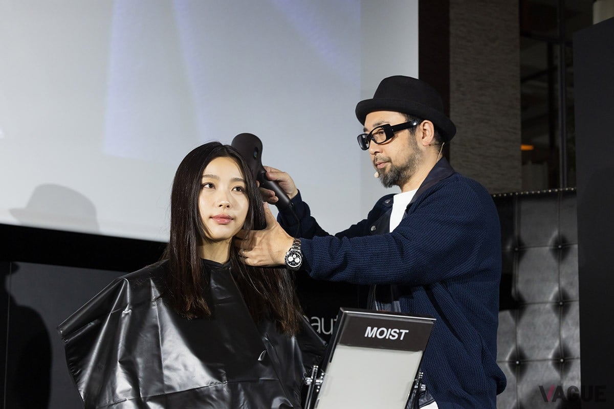 発表会ではヘアメイクアップアーティスト・計良宏文氏、パナソニック株式会社 ビューティ・パーソナルケア事業部 ビューティブランドマネジメント部 ヘアケア商品企画課 髙野創志氏によるデモを交えたトークセッションも