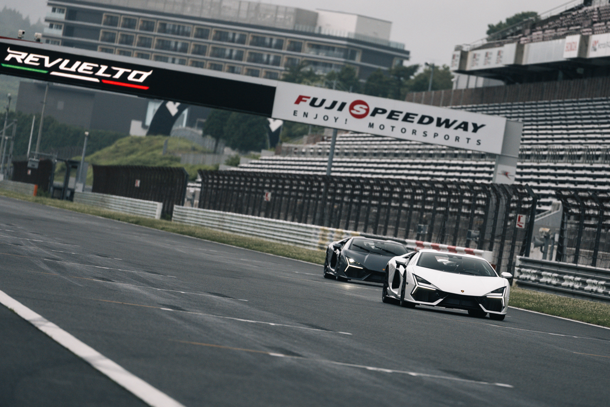 「POTENZA SPORT」は、0-100km／hは2.5秒、最高速度は350km／hにも達するレヴエルトのパワーをしっかりと受け止める