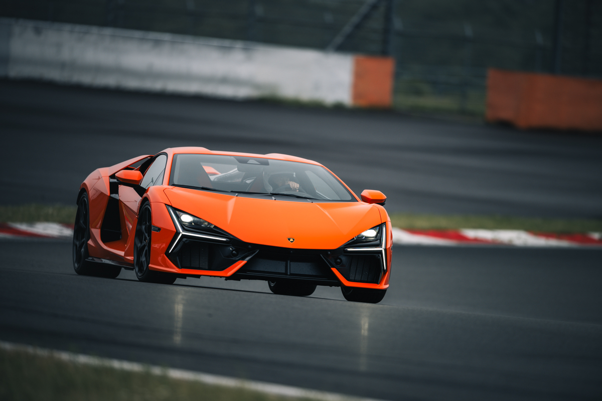 「レヴエルト」は、ランボルギーニの最新モデルであり、V12エンジンを搭載する同社の頂点に立つスーパースポーツカー