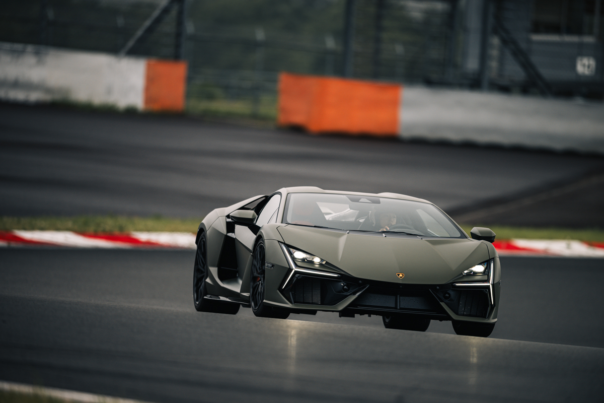 「レヴエルト」は、ランボルギーニの最新モデルであり、V12エンジンを搭載する同社の頂点に立つスーパースポーツカー