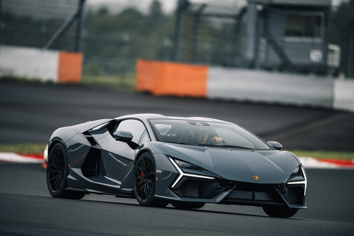 「レヴエルト」は、ランボルギーニの最新モデルであり、V12エンジンを搭載する同社の頂点に立つスーパースポーツカー