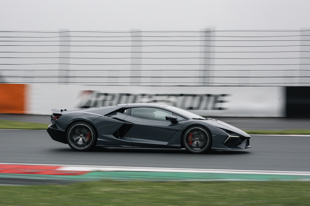 試乗した日の路面はあいにくのウエットコンディションだったが、鈴木亜久里氏が走らせる「レヴエルト」は安定感のある走りを見せた