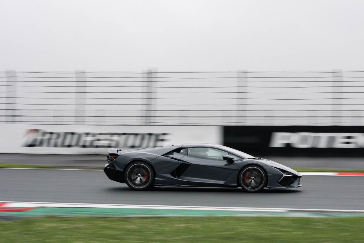 試乗した日の路面はあいにくのウエットコンディションだったが、鈴木亜久里氏が走らせる「レヴエルト」は安定感のある走りを見せた