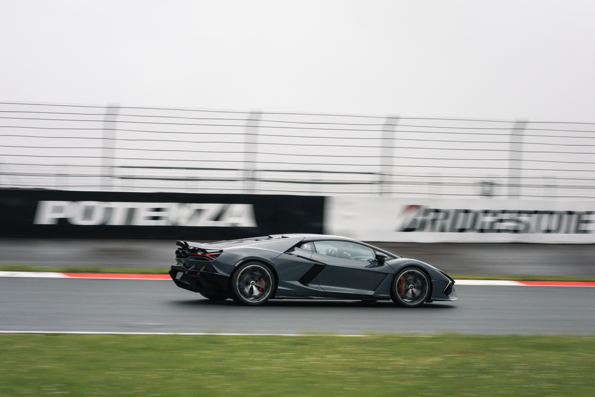 試乗した日の路面はあいにくのウエットコンディションだったが、鈴木亜久里氏が走らせる「レヴエルト」は安定感のある走りを見せた