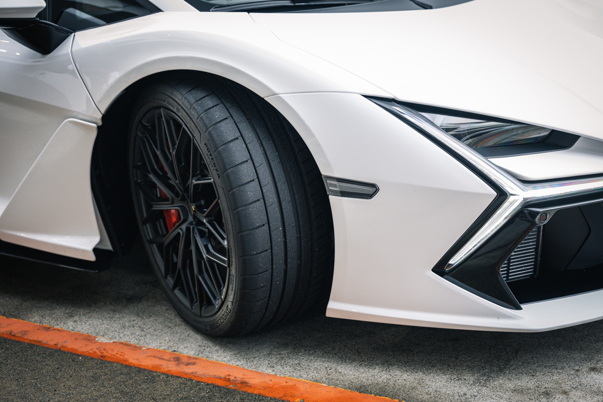 レヴエルトには、フロント265/35 ZR20、リア345/30 ZR21サイズのブリヂストン「POTENZA SPORT」が新車装着される