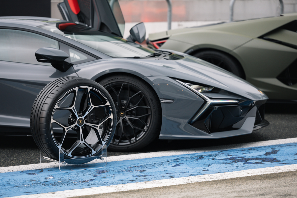 「レヴエルト」は、ランボルギーニの最新モデルであり、V12エンジンを搭載する同社の頂点に立つスーパースポーツカー