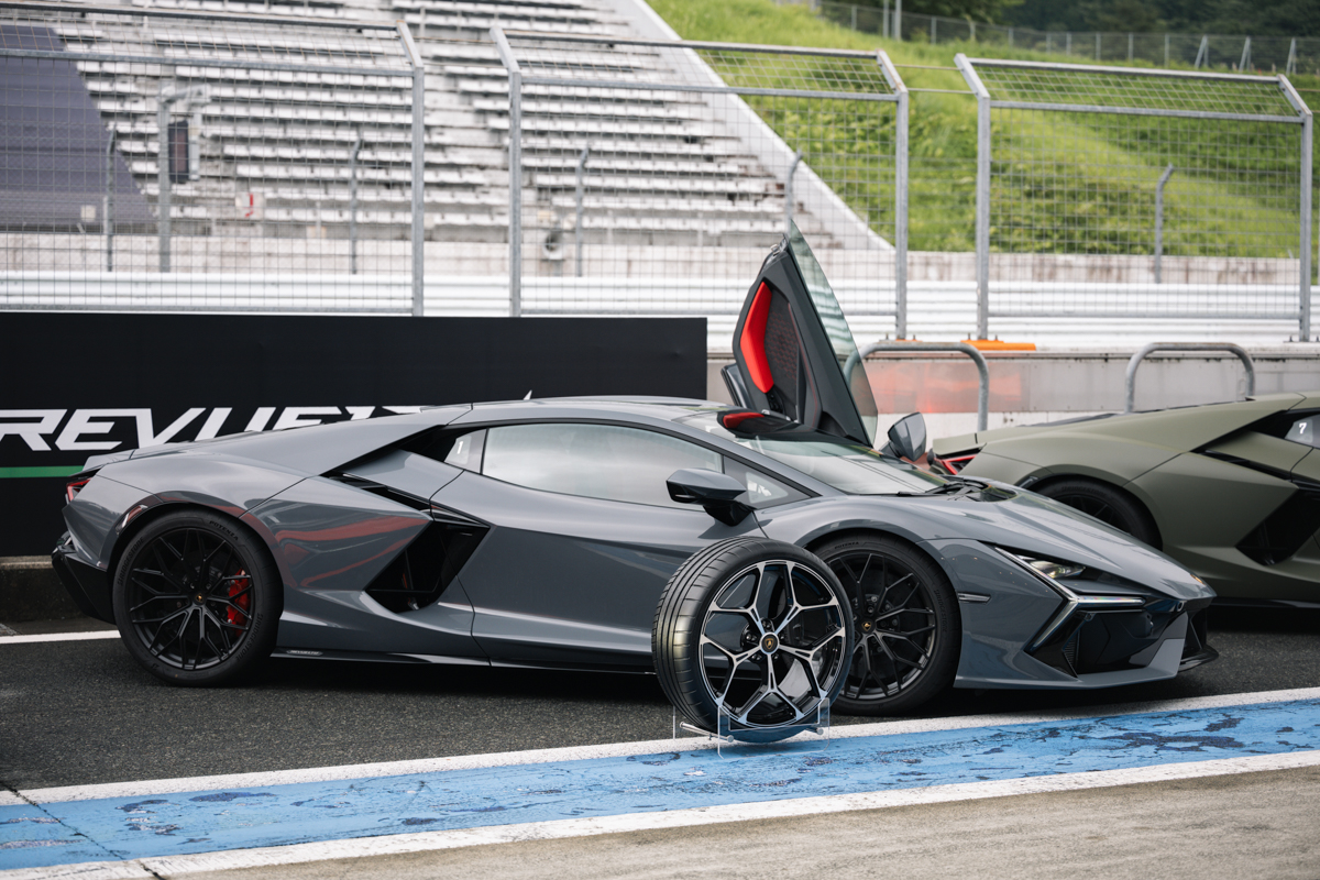 「レヴエルト」は、ランボルギーニの最新モデルであり、V12エンジンを搭載する同社の頂点に立つスーパースポーツカー