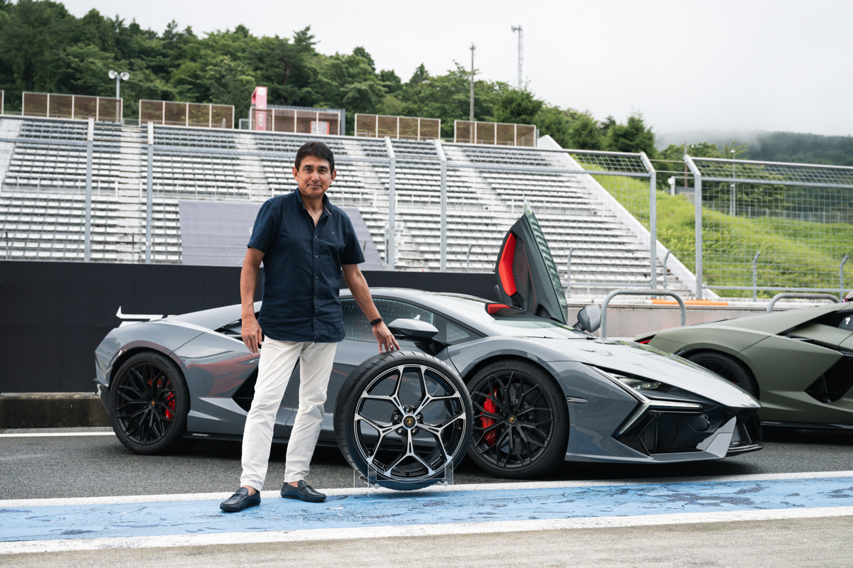 ランボルギーニのスーパースポーツカー「レヴエルト」と元F1ドライバーの鈴木亜久里氏