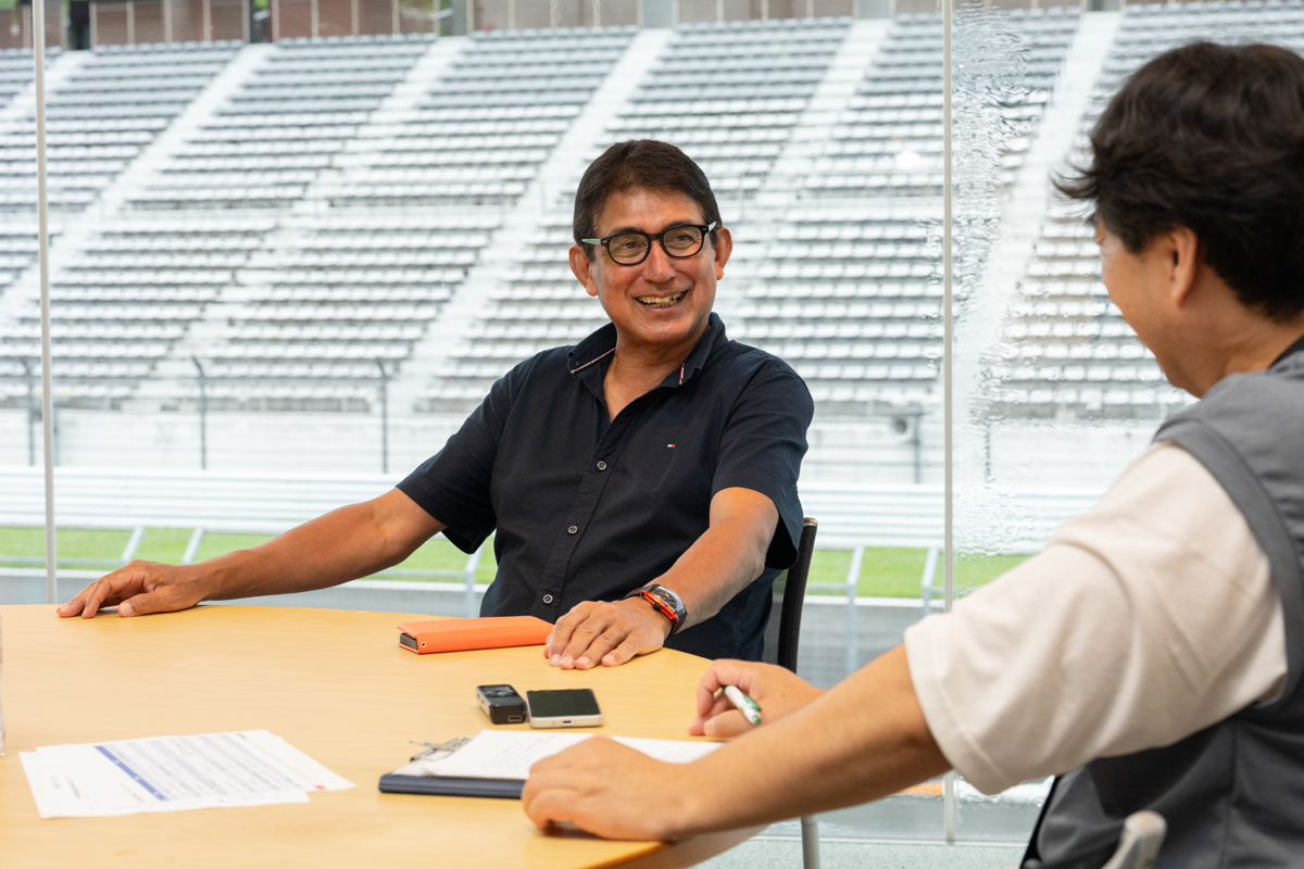 鈴木亜久里氏（左）と筆者の工藤貴宏（右）