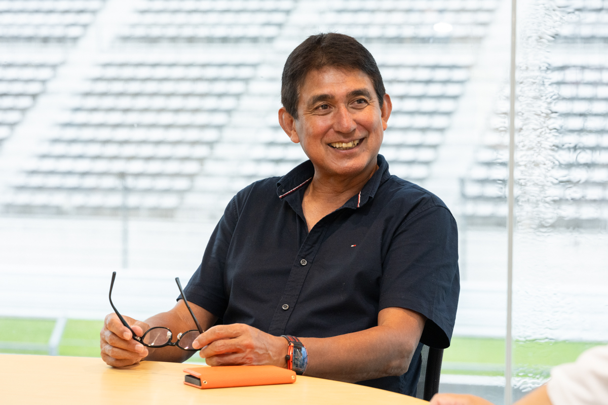 鈴木亜久里氏は1960年生まれの東京都出身。1972年にカートレースデビューし、1988年にF1へ。現在は「ARTA」のプロデューサーであり、総監督として「SUPER GT」にも参戦