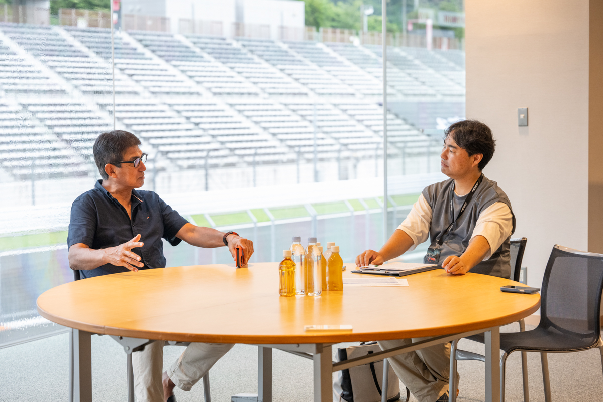 鈴木亜久里氏（左）と筆者の工藤貴宏（右）