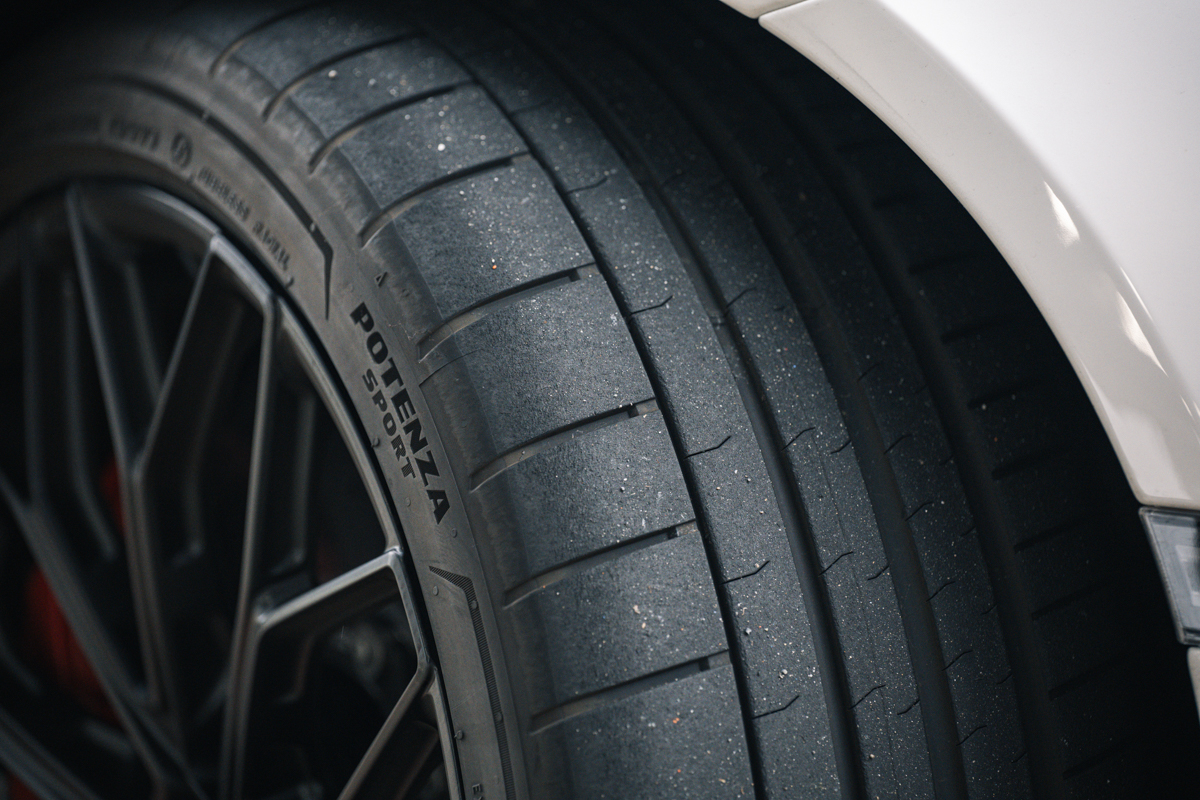 レヴエルトには、フロント265/35 ZR20、リア345/30 ZR21サイズのブリヂストン「POTENZA SPORT」が新車装着される