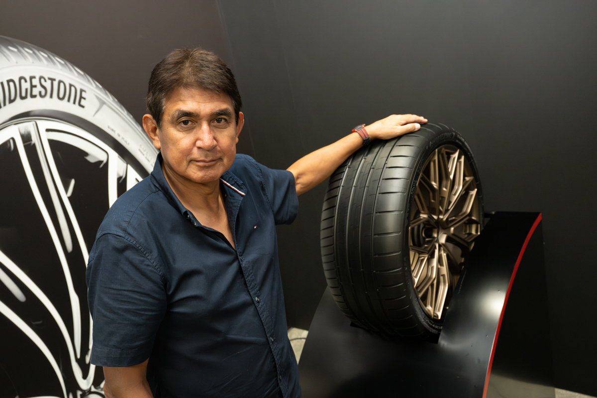 ブリヂストンのレーシングタイヤの開発にもかかわった鈴木亜久里氏は、同社のタイヤについて縦方向のグリップがダントツだと評価した