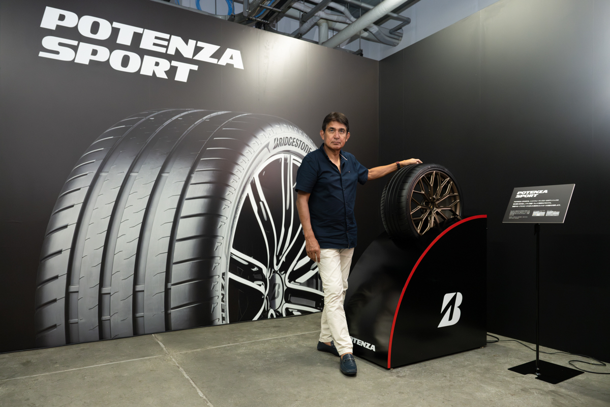 ブリヂストンのレーシングタイヤの開発にもかかわった鈴木亜久里氏は、同社のタイヤについて縦方向のグリップがダントツだと評価した