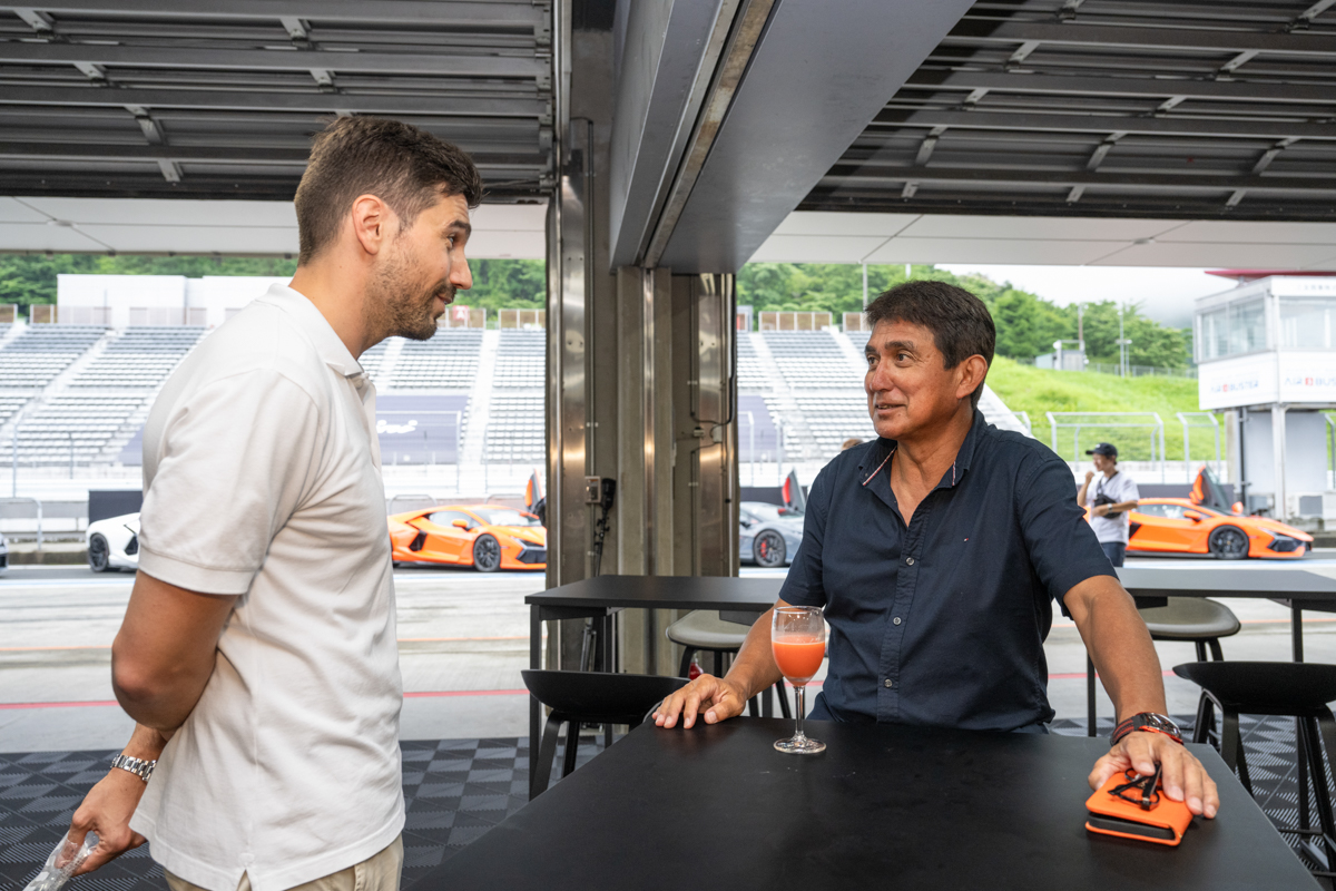試乗後に、ランボルギーニのHead of JapanのDavide Sfrecola（ダビデ・スフレコラ）氏（写真左）と、装着される「POTENZA SPORT」やレヴエルトについて話す鈴木亜久里氏