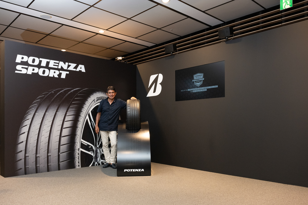 ブリヂストンのレーシングタイヤの開発にもかかわった鈴木亜久里氏は、同社のタイヤについて縦方向のグリップがダントツだと評価した