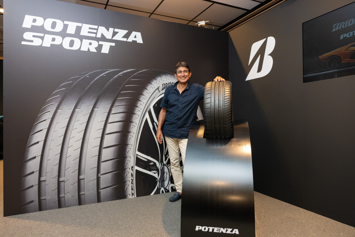 ブリヂストンのレーシングタイヤの開発にもかかわった鈴木亜久里氏は、同社のタイヤについて縦方向のグリップがダントツだと評価した