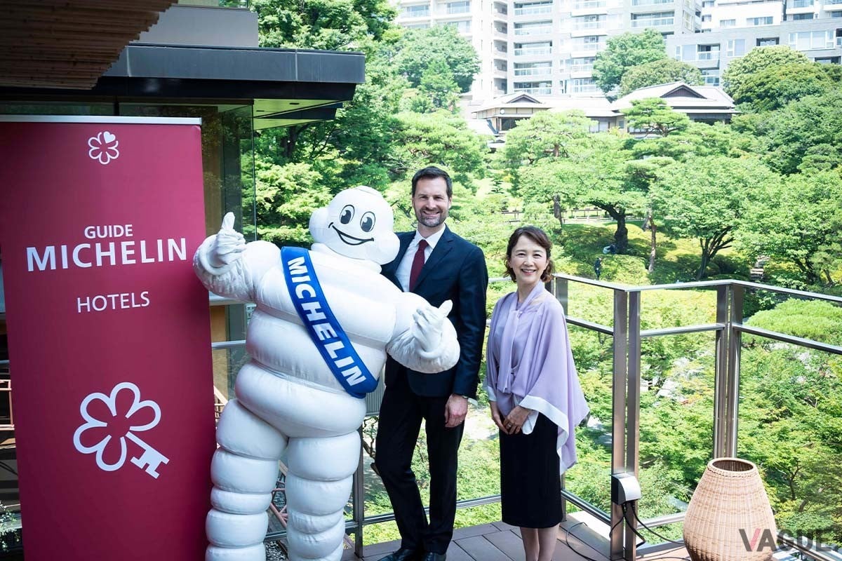 八芳園（東京都目黒区）で行われた記者会見に登壇した、ミシュランガイド・インターナショナル・ディレクターを務めるグウェンダル・プレネック氏（左）と、日本ミシュランタイヤ三輪唆矢佳氏（右）