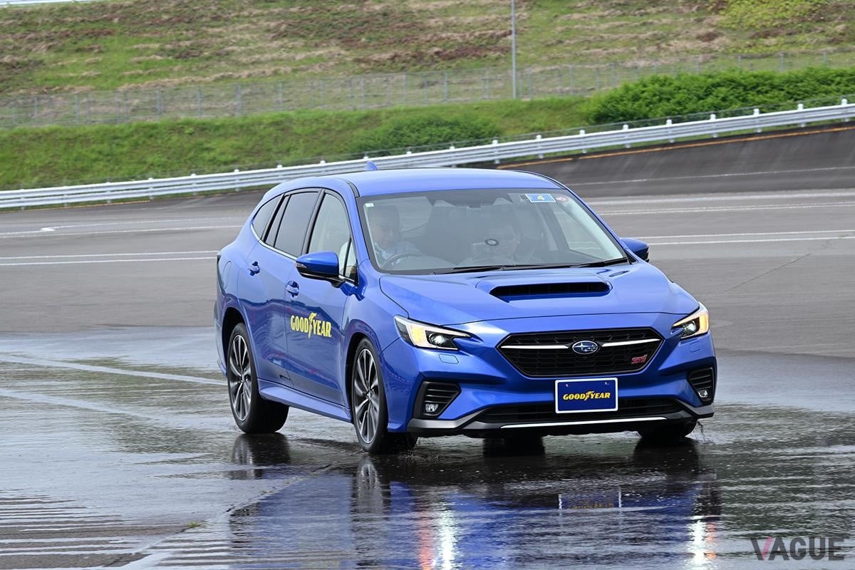 スバル「レヴォーグSTI」でウエット制動をテスト。従来品の「イーグルF1アシメトリック5」と比較した
