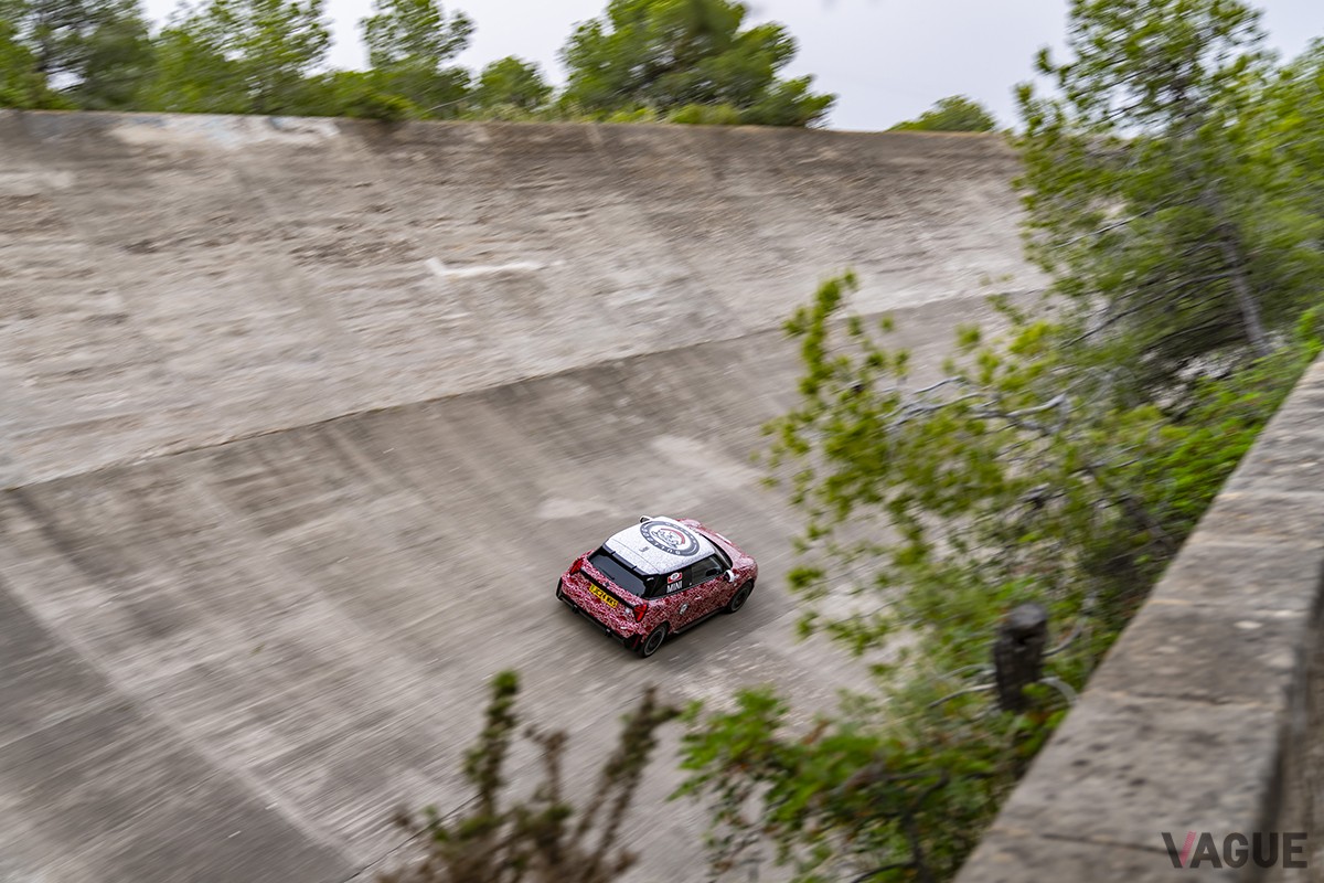 まもなく世界初公開される予定の新型「ミニ・ジョンクーパーワークスE」（写真はプロトタイプ）