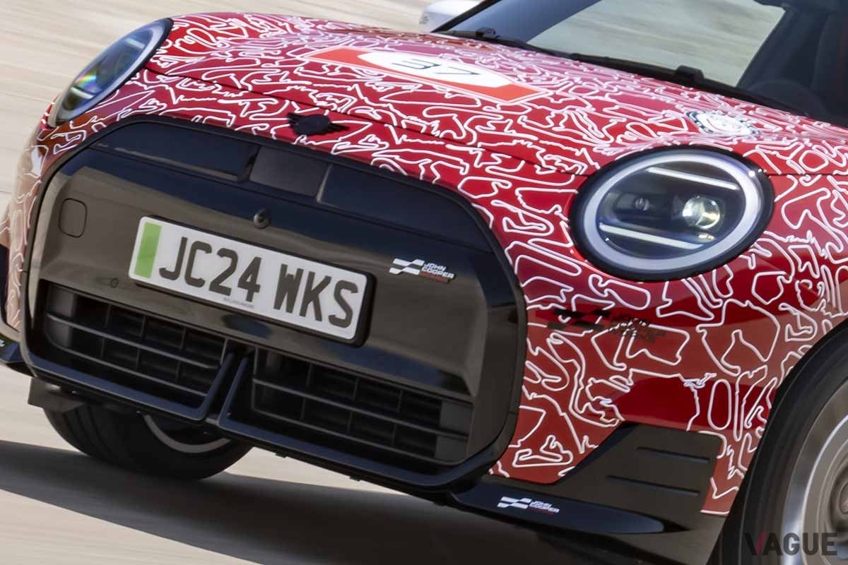 まもなく世界初公開される予定の新型「ミニ・ジョンクーパーワークスE」(写真はプロトタイプ)