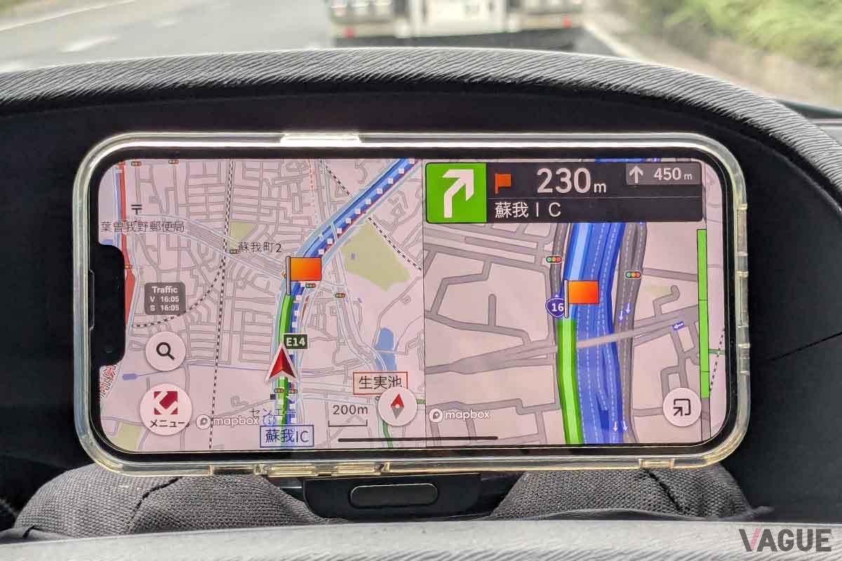 スマホアプリ「COCCHi（コッチ）」を横画面でスマホにて使用。音声案内のタイミングや画面表示など、パイオニアの車載ナビに近い