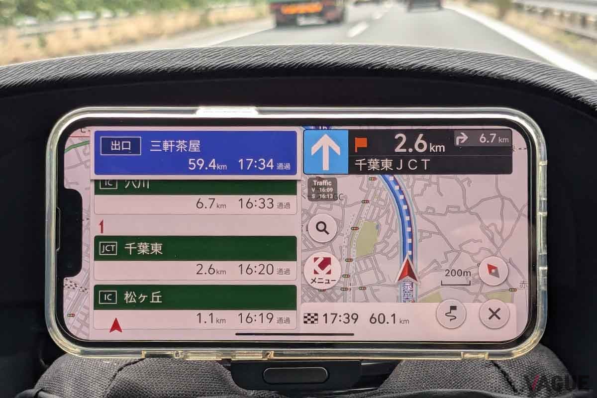 スマホアプリ「COCCHi（コッチ）」を横画面でスマホにて使用。音声案内のタイミングや画面表示など、パイオニアの車載ナビに近い