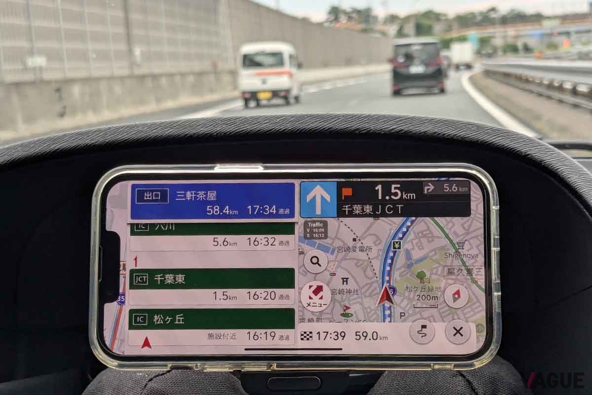 スマホアプリ「COCCHi（コッチ）」を横画面でスマホにて使用。音声案内のタイミングや画面表示など、パイオニアの車載ナビに近い