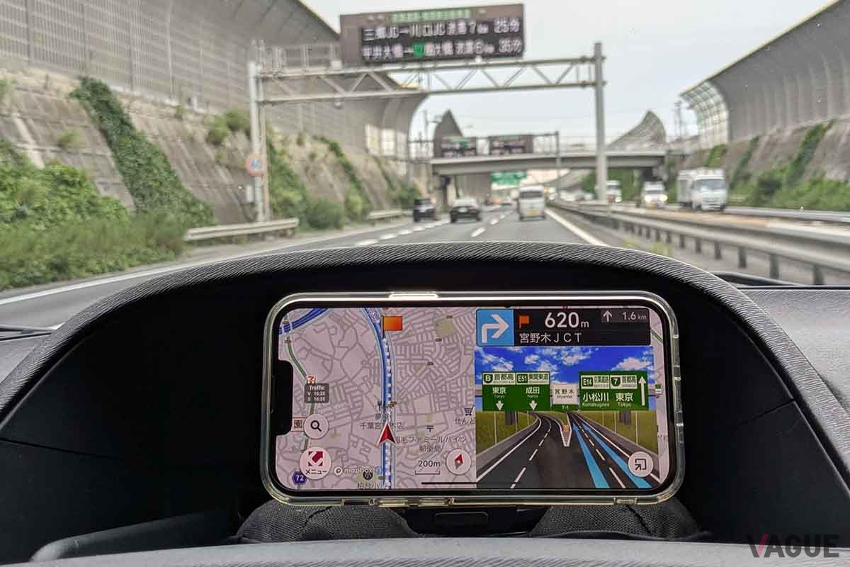 スマホアプリ「COCCHi（コッチ）」を横画面でスマホにて使用。音声案内のタイミングや画面表示など、パイオニアの車載ナビに近い