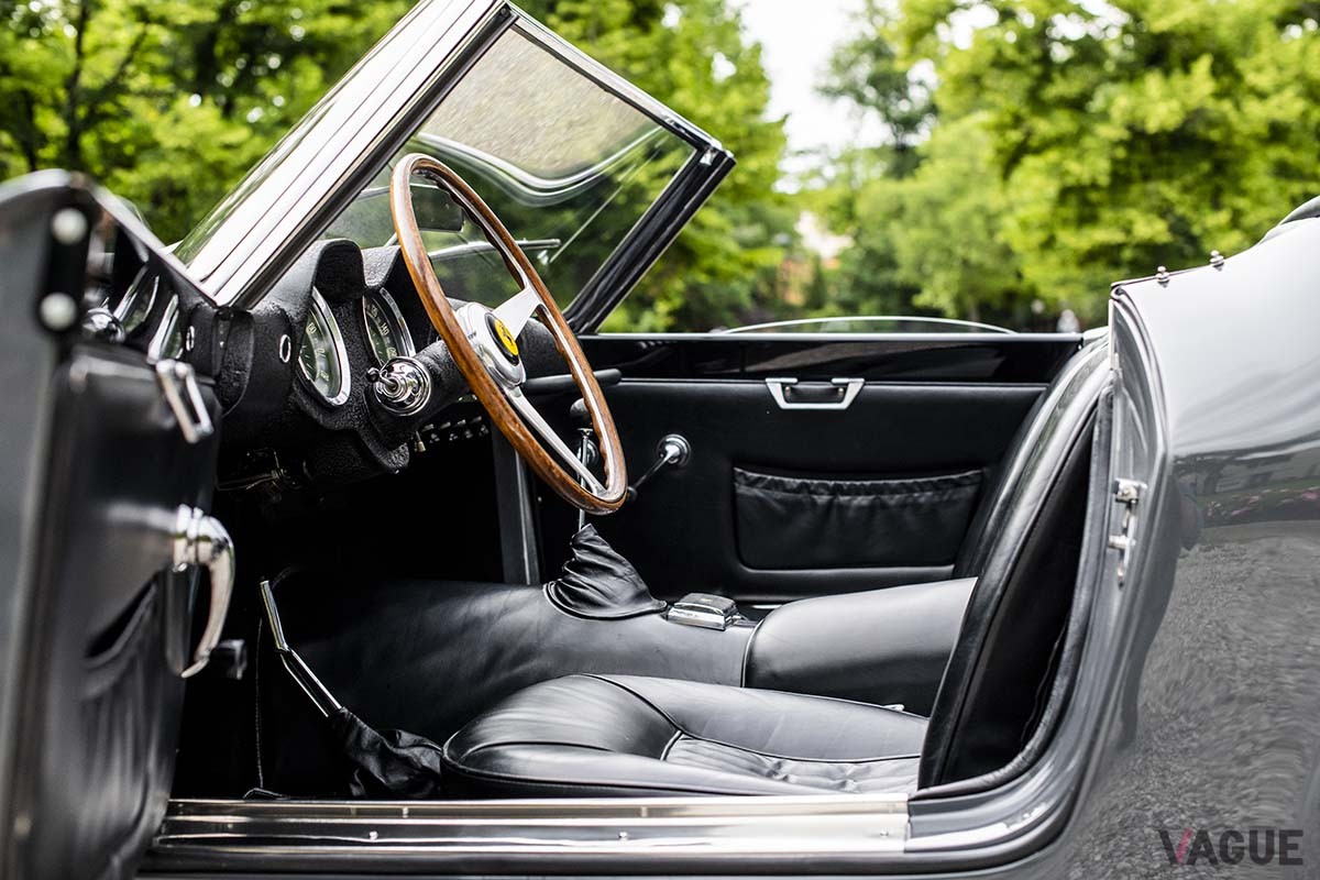 オークションに出品中の1960年製フェラーリ「250GT SWBカリフォルニア スパイダーbyスカリエッティ」のインテリア Remi Dargegen ©2024 Courtesy of RM Sotheby's