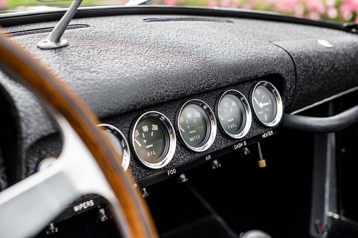 オークションに出品中の1960年製フェラーリ「250GT SWBカリフォルニア スパイダーbyスカリエッティ」のインテリア Remi Dargegen ©2024 Courtesy of RM Sotheby's