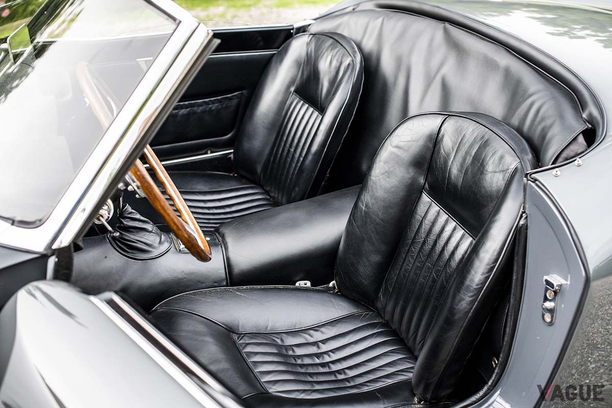 オークションに出品中の1960年製フェラーリ「250GT SWBカリフォルニア スパイダーbyスカリエッティ」のインテリア Remi Dargegen ©2024 Courtesy of RM Sotheby's