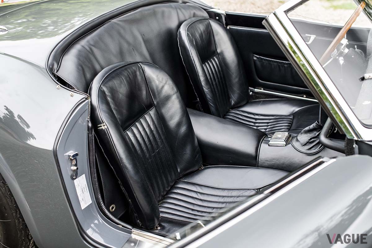 オークションに出品中の1960年製フェラーリ「250GT SWBカリフォルニア スパイダーbyスカリエッティ」のインテリア Remi Dargegen ©2024 Courtesy of RM Sotheby's