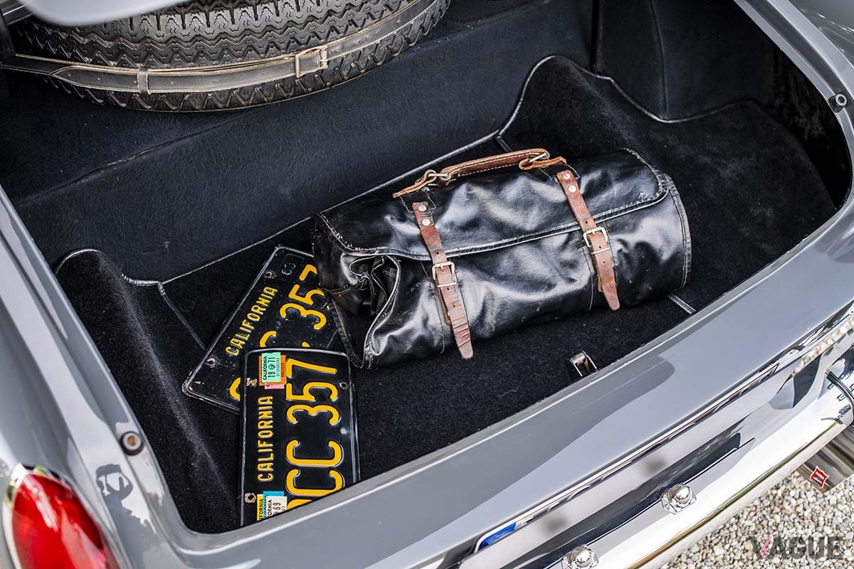 オークションに出品中の1960年製フェラーリ「250GT SWBカリフォルニア スパイダーbyスカリエッティ」の荷室 Remi Dargegen ©2024 Courtesy of RM Sotheby's